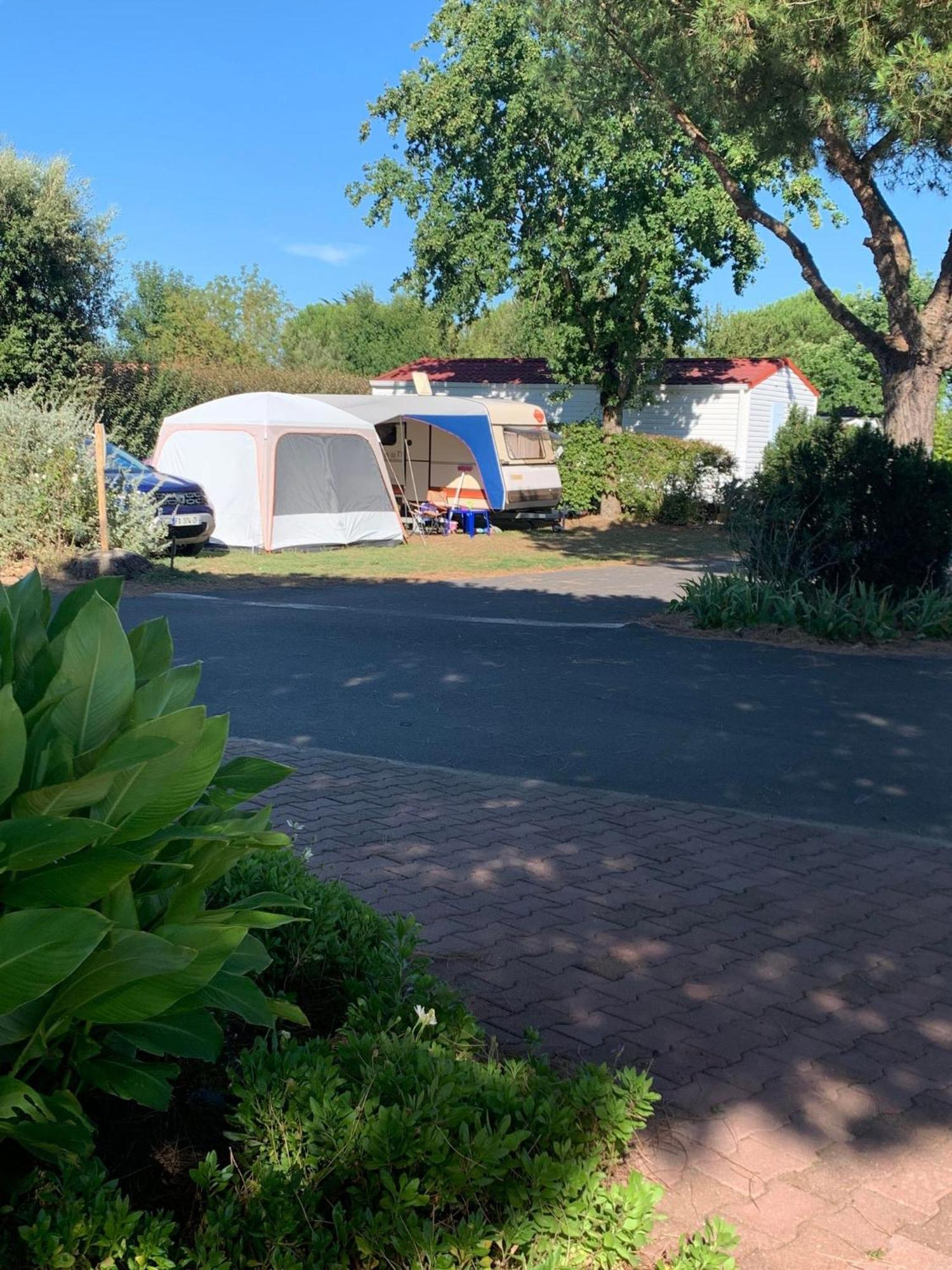 Camping Le Ragis Шалан Екстериор снимка